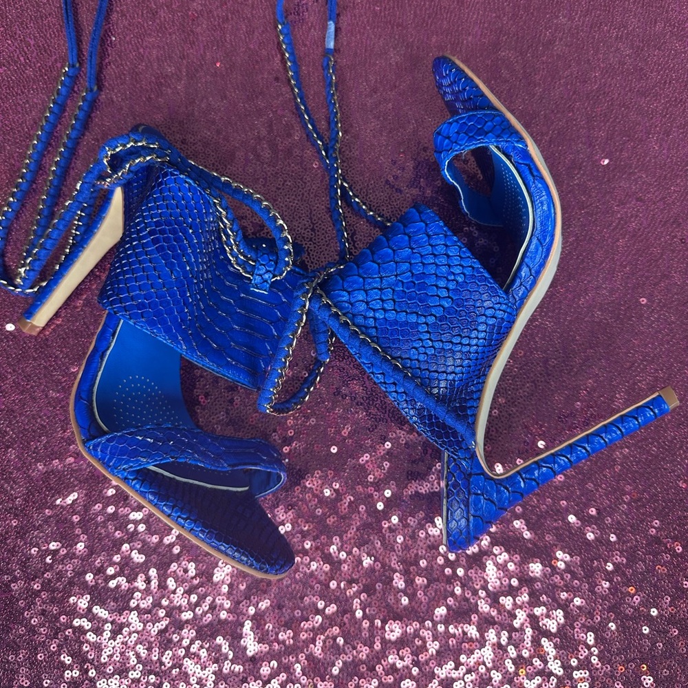 Elegant Blue Stiletto Heels with Snakeskin Texture